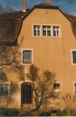 Bild: Wohnhaus mit einer Gedenktafel über der Eingangstür in Pillnitz