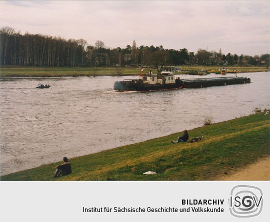 Ein Schubschiff auf der Elbe bei Pillnitz