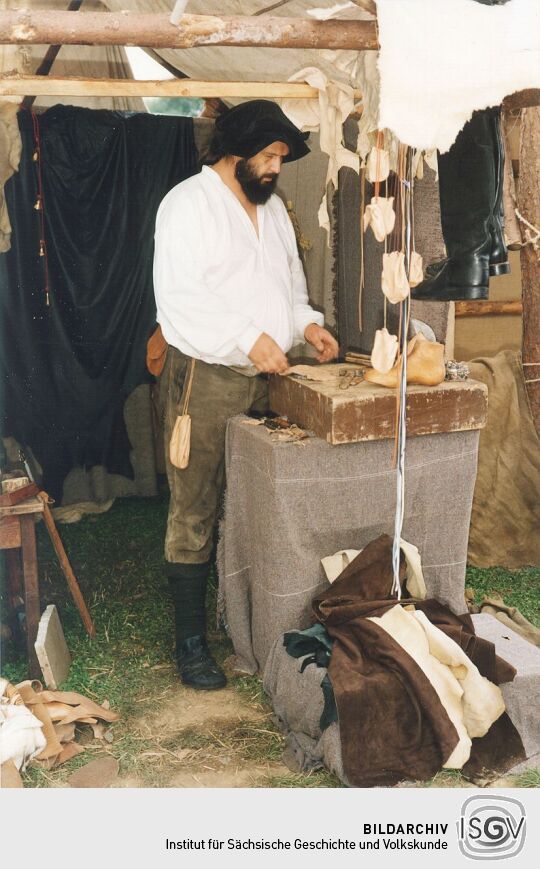 Schuster bei der historischen Schau zum Friedensfest in Radebeul