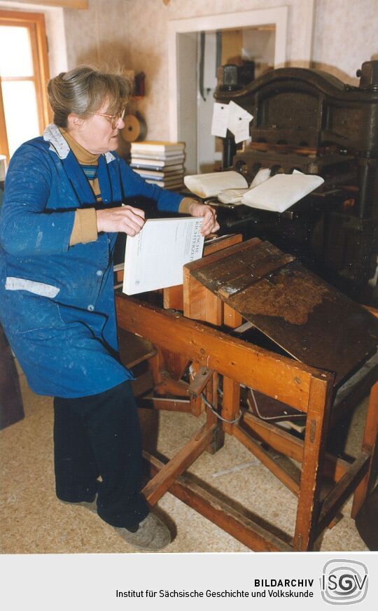 An der Buchrückenpresse in der Buchbinderei Funk Dresden-Wachwitz