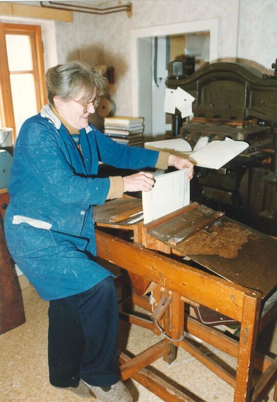 Buchrückenpresse in der Buchbinderei Funk in Dresden-Wachwitz