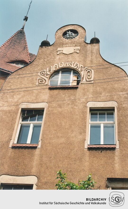 Wohnhaus mit Spruch am Giebel in Dresden