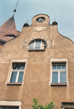 Bild: Wohnhaus mit Spruch am Giebel in Dresden