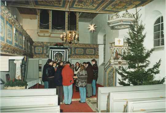 Weihnachtlich geschmückte Kirche in Leppersdorf