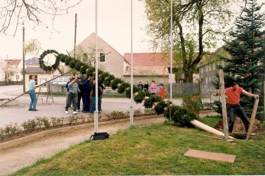 Aufstellen des Maibaumes in Zschornau