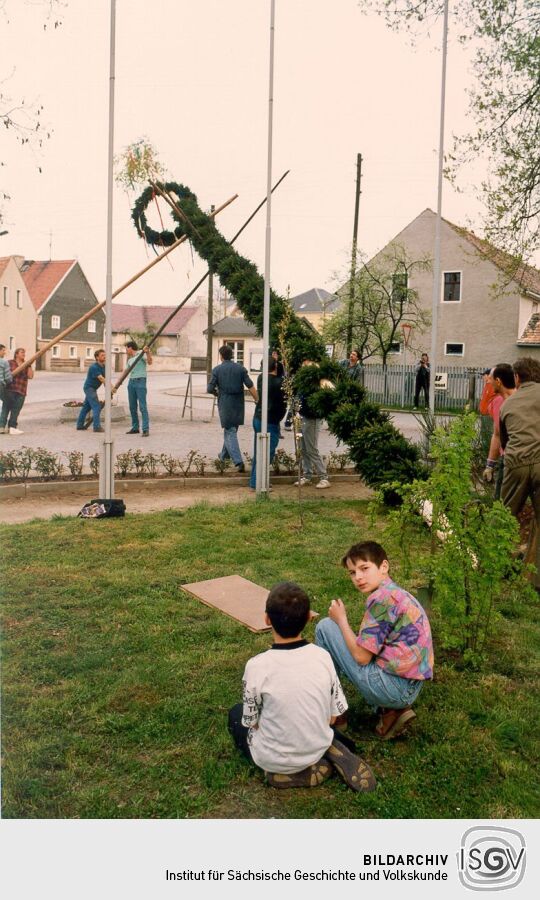 In Zschornau wird der Maibaum aufgestellt