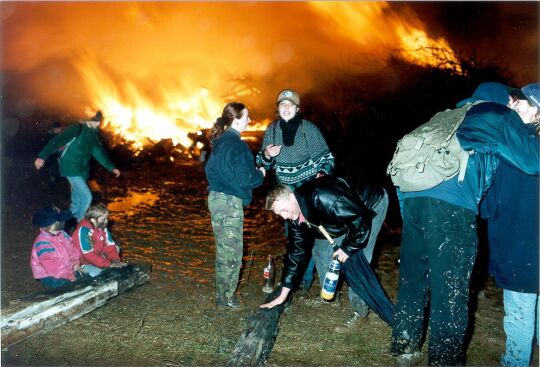 Während des Hexenfeuers in Mengelsdorf wird das Gesicht mit Ruß beschmier