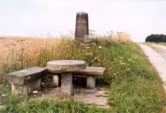 Steinsäule und Steinbank bei Marbach