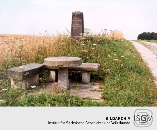 Steinsäule und Steinbank bei Marbach