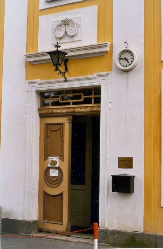 Eingang zur Schule in Leubnitz