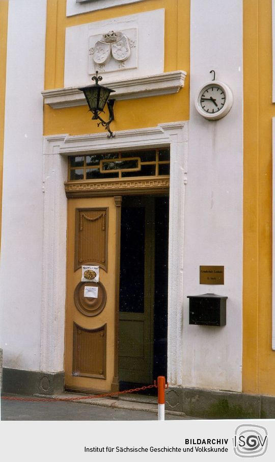 Eingang zur Schule in Leubnitz