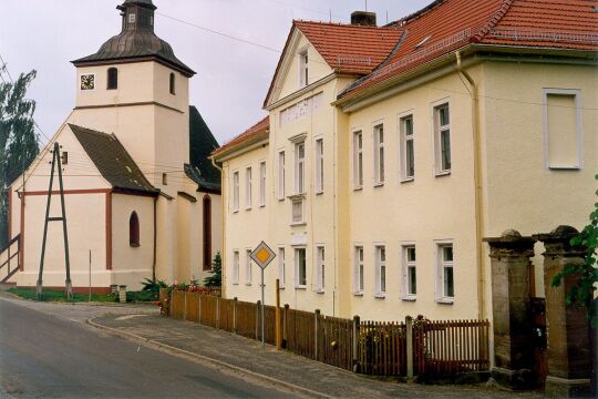 Kirche und Vierseitenhof in Auligk