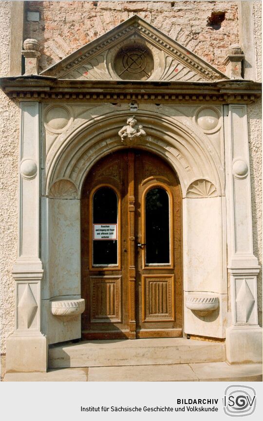 Hauseingang mit Sitzeckenportal am Schönfelder Schloß