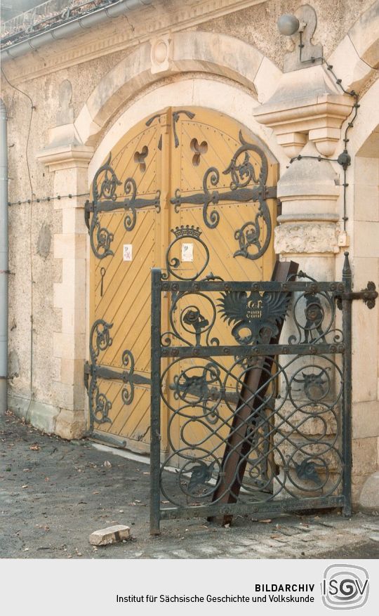 Ein schmiedeeisernes Tor am Schönfelder Schloß