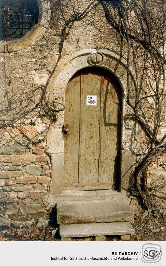 Eingangstür eines Seitengebäudes am Schönfelder Schloß