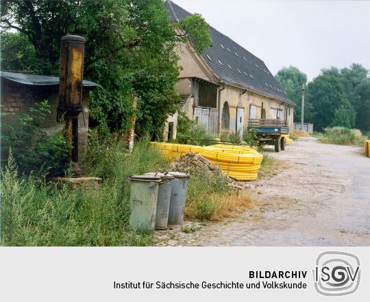 Alte Tanksäule am ehemaligen Rittergut in Elstertrebnitz