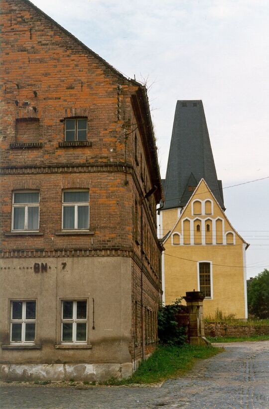 Kirche neben dem ehemaligen Rittergut in Elstertrebnitz