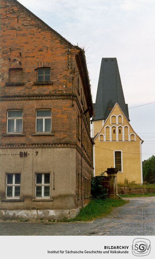 Kirche neben dem ehemaligen Rittergut in Elstertrebnitz