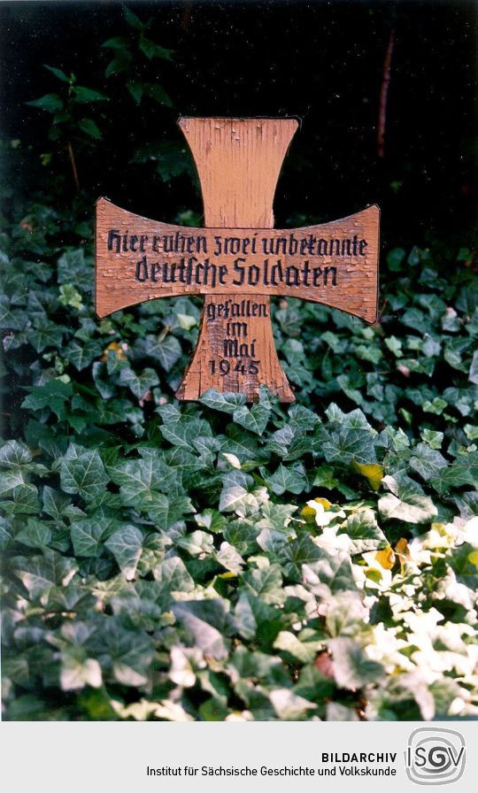 Soldatengrab auf dem Kirchhof in Ebersbach