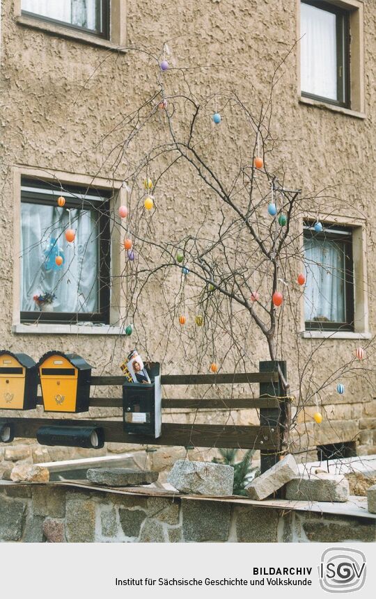 Osterschmuck im Garten