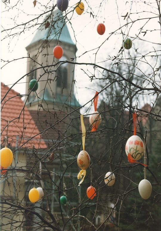 Osterschmuck im Garten