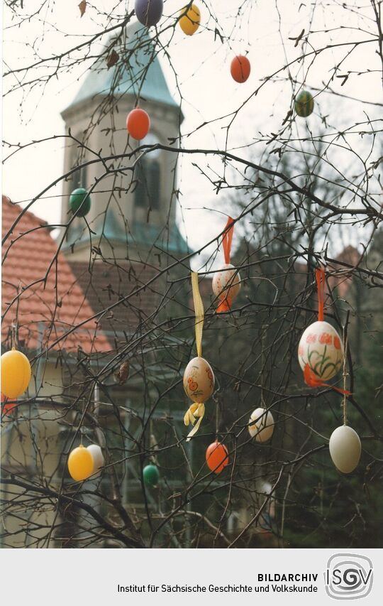 Osterschmuck im Garten