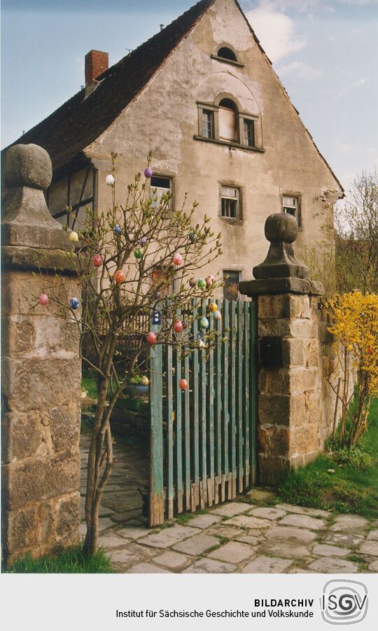 Osterschmuck im Garten