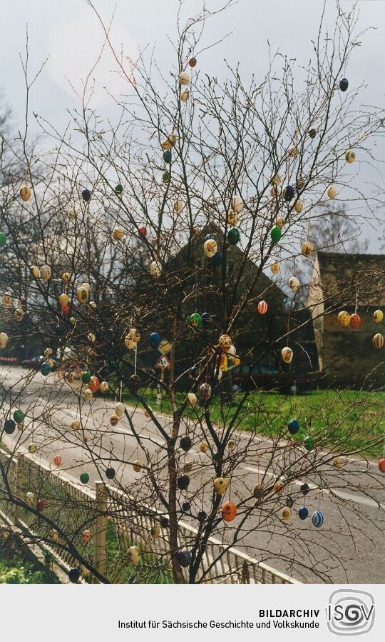 Osterschmuck im Garten