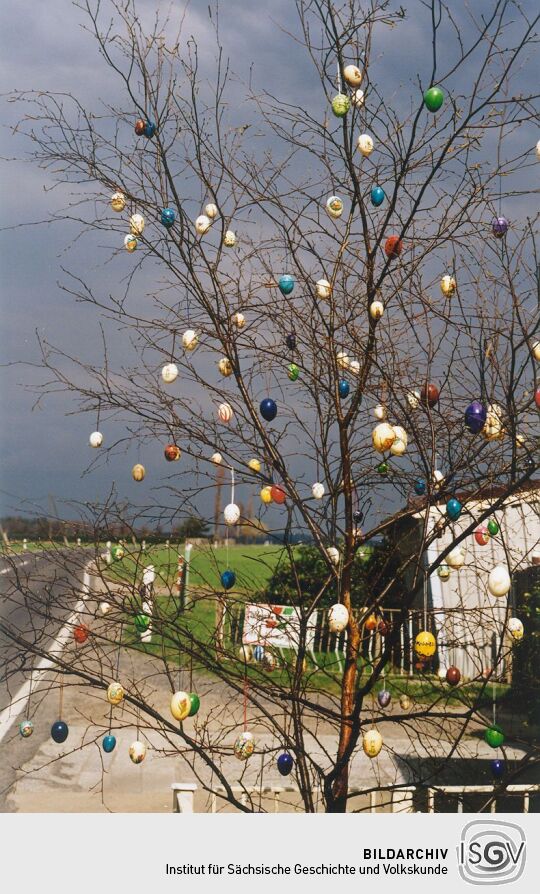 Osterschmuck im Garten