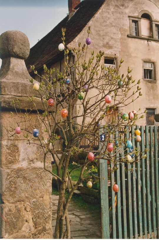 Osterschmuck im Garten