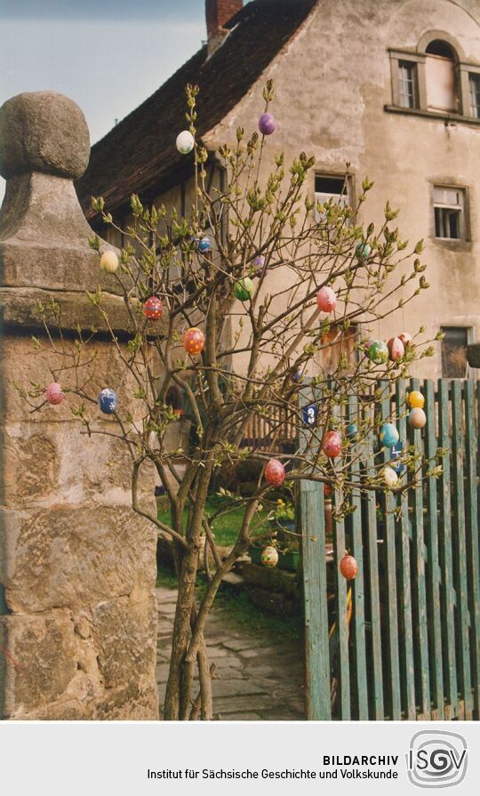 Osterschmuck im Garten