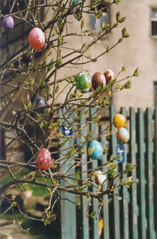 Osterschmuck im Garten