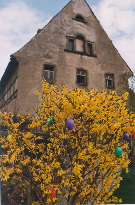 Osterschmuck im Garten