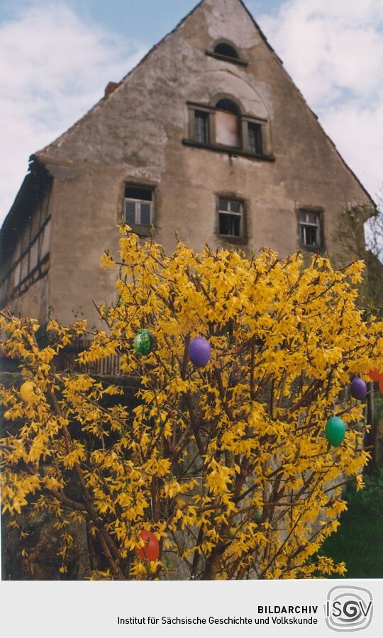 Osterschmuck im Garten