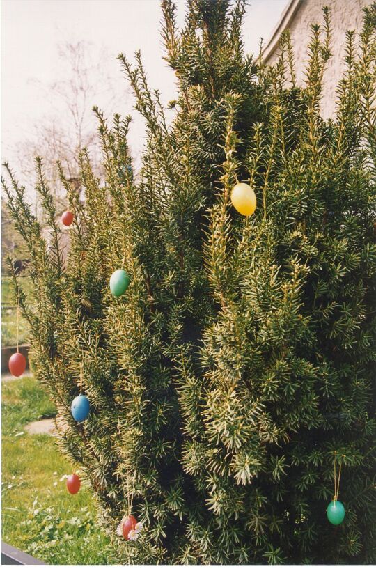 Osterschmuck im Garten