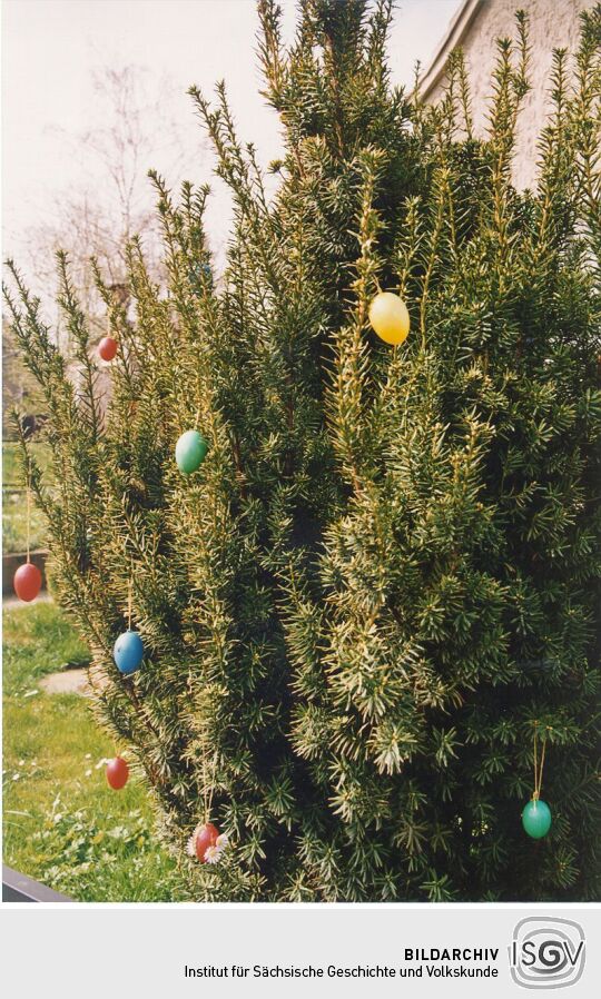 Osterschmuck im Garten