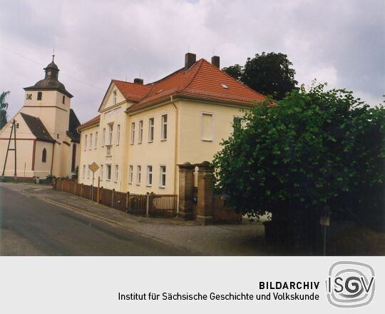 Kirche und ehemaliges Rittergut in Auligk