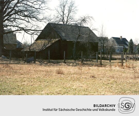 Unbenutzte Scheunen eines ehemaligen Bauernhofes in Schleife