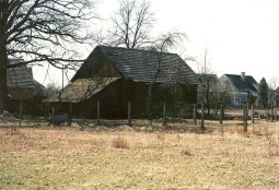 Bild: Unbenutzte Scheunen eines ehemaligen Bauernhofes in Schleife