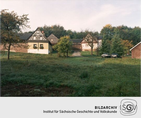 Fachwerkhäuser am Dorfplatz in Raun