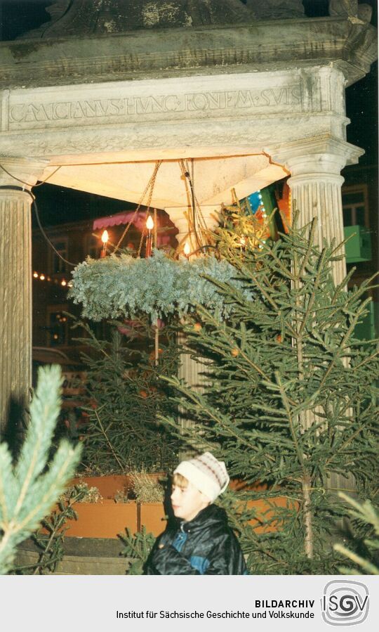 Brunnen mit Adventskranz auf dem Markt in Kamenz