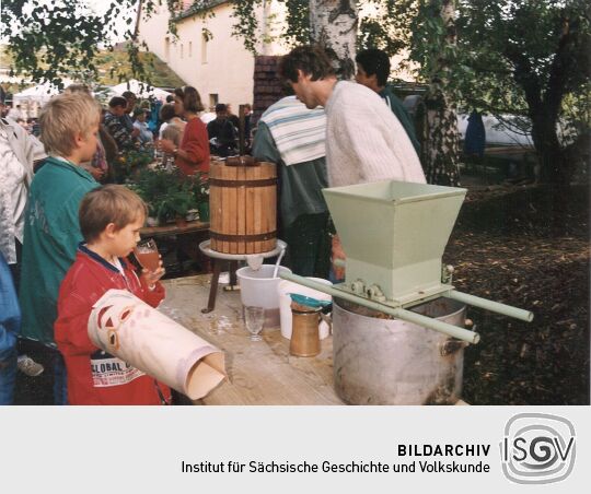 Saftpresse auf dem Brennofenfest in Omsewitz