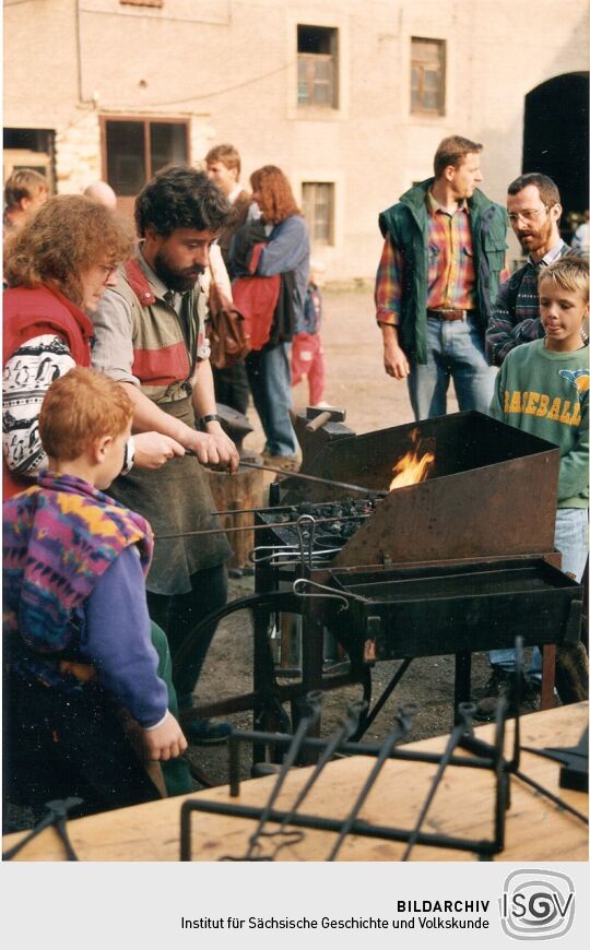 Schmied auf dem Brennofenfest in Omsewitz