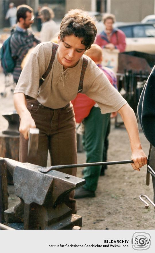 Schmied auf dem Brennofenfest in Omsewitz