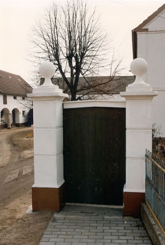 Hofeinfahrt eines Bauernhofs in Strauch