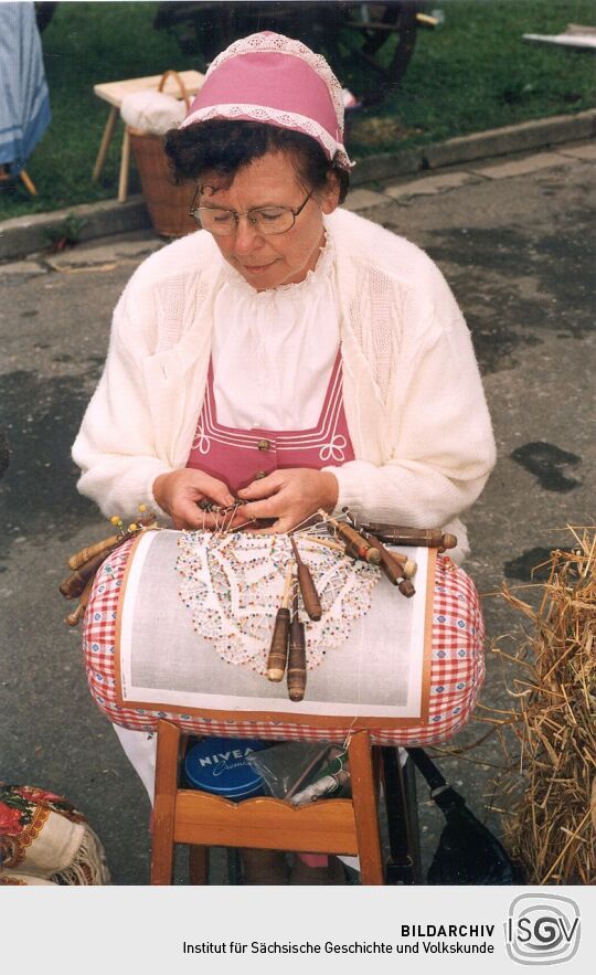 Klöpplerin am Tag der Sachsen in Rochlitz
