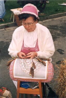 Bild: Klöpplerin am Tag der Sachsen in Rochlitz