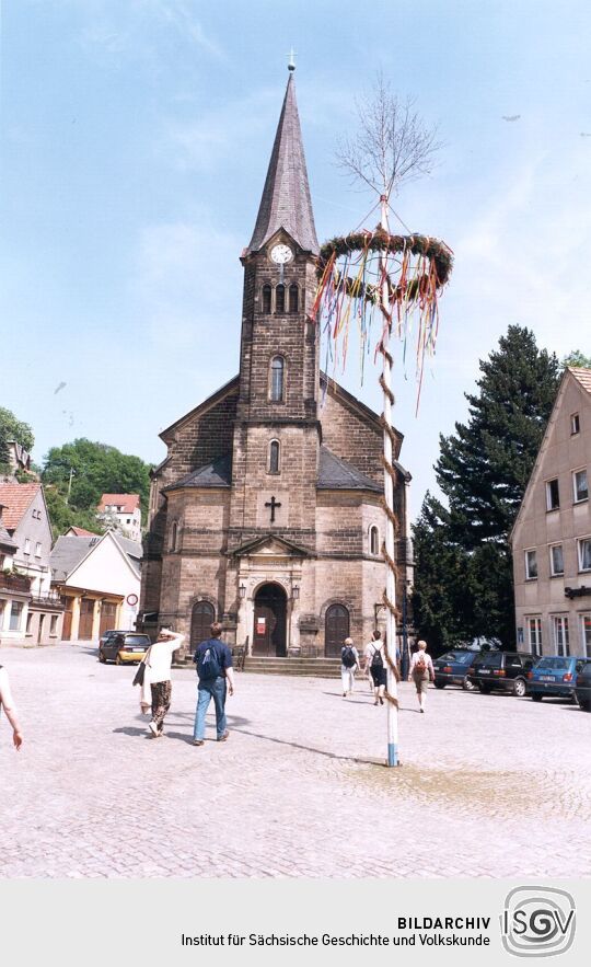 Marktplatz mit Maibaum in der Stadt Wehlen