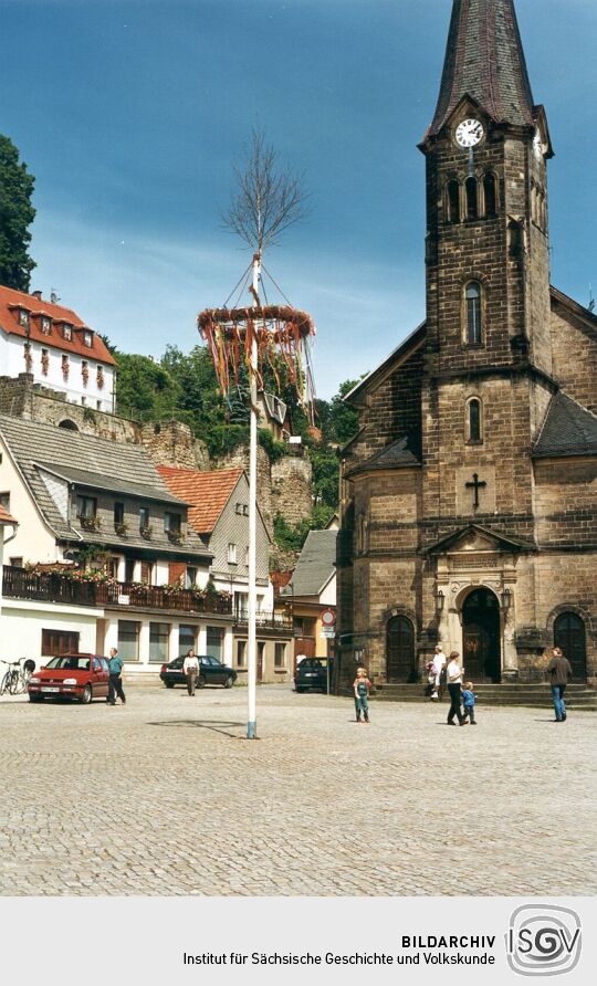 Marktplatz mit Maibaum in der Stadt Wehlen