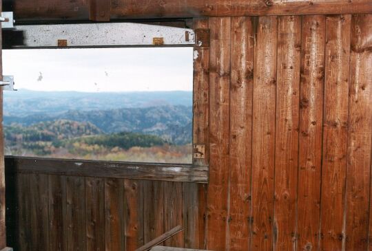 Blick aus dem Fenster des Aussichtsturmes auf dem Großen Winterberg